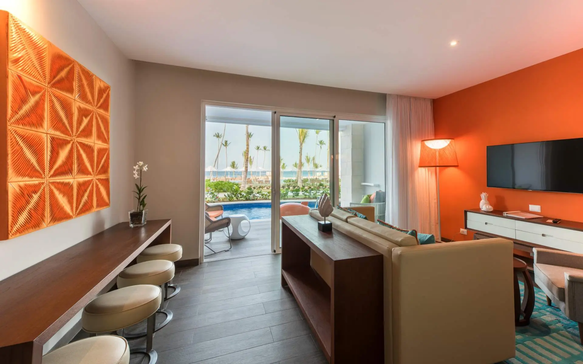 Flat Swim-Up Suite
