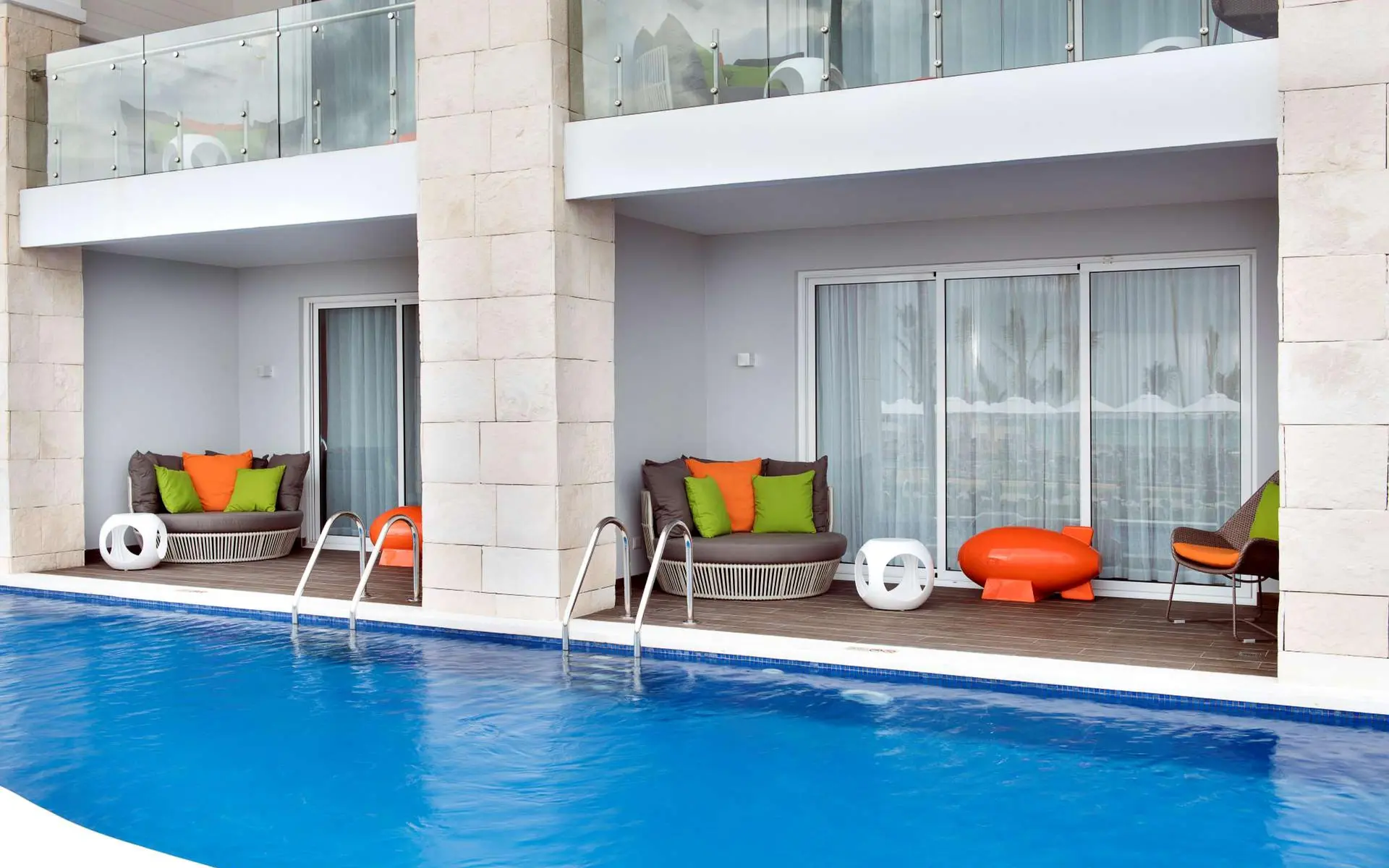 Pad Swim-Up Suite
