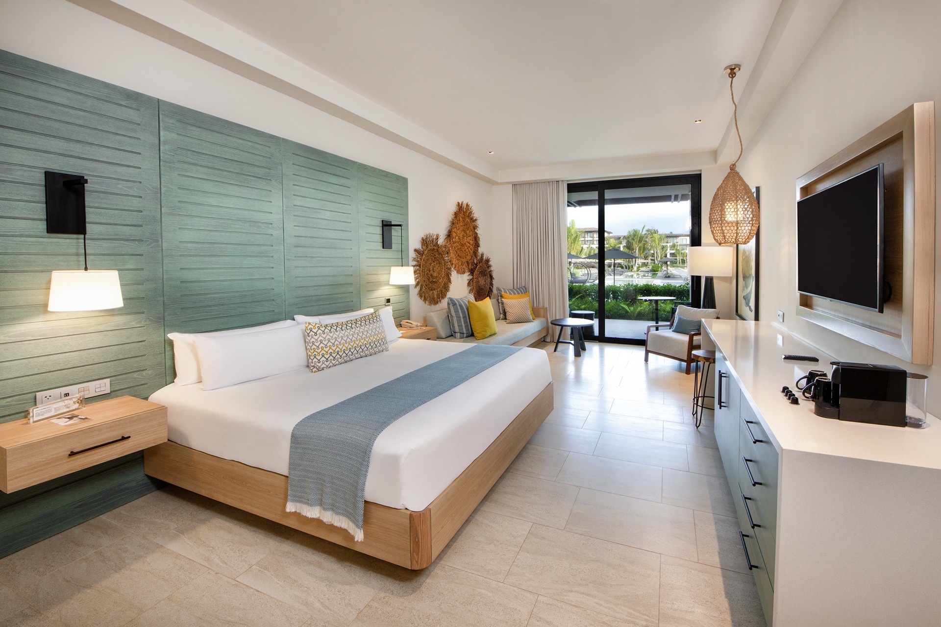Resort King - Pool View Junior Suite